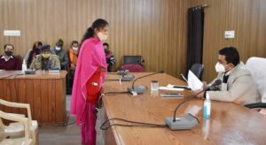 जनता दरबार : चमोली क्लेक्ट्रेट सभागार मेें जिलाधिकारी हिमांशु खुराना ने सुनी जनता की समस्या FB_IMG_1640013408114