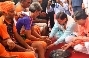 कांवड़ यात्रा में आए शिव भक्तों के सीएम धामी ने चरण धोकर एवं गंगाजली देकर स्वागत किया