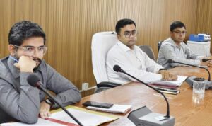 जिलाधिकारी चमोली हिमांशु खुराना ने क्षेत्रों में ठोस अपशिष्ट प्रबंधन को लेकर  सभी संबधित अधिकारियों की बैठक ली