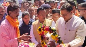 मुख्यमंत्री धामी ने धामदेव में  शहीद स्मारक पर पुष्प चक्र अर्पित कर शहीद नर सिंह एवं टीका सिंह को श्रद्धांजलि अर्पित की।
