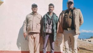 थाना पोखरी पुलिस ने 5000/-रुपये का ईनामी अभियुक्त को गुजरात से किया गया गिरफ्तार