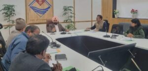 मुख्य सचिव डॉ. एस.एस. संधु ने, पिरूल (चीड़ की पत्ती) के निस्तारण व अन्य उपयोगों के सम्बन्ध में अधिकारियों के साथ बैठक की FB_IMG_1674573376580
