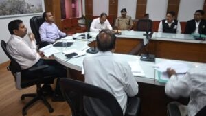 जिला सभागार, नई टिहरी में राजस्व की मासिक स्टाफ बैठक आयोजित की गई