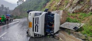 जनपद रुद्रप्रयाग पुलिस ने सड़क पर पलटे वाहन में सवार व्यक्तियों का किया रेस्क्यू