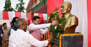 मुख्यमंत्री पुष्कर सिंह धामी ने  खटीमा में मुख्य चौराहे के पास स्थित शहीद स्थल में शहीदों की मूर्तियों का अनावरण किया