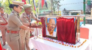 राष्ट्रपिता महात्मा गांधी व लाल बहादुर शास्त्री जी की जयंती पर पुलिस अधीक्षक चमोली ने राम धुन के साथ किया माल्यार्पण