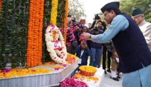 मुख्यमंत्री ने विजय दिवस के अवसर परशहीद स्मारक पर पुष्प चक्र अर्पित कर शहीदों को श्रद्धांजलि दी