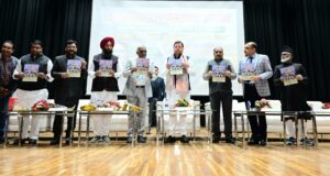सीएम धामी ने अल्पसंख्यक आयोग की पुस्तिका का विमोचन किया IMG-20231218-WA0016