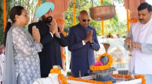 पूर्व राष्ट्रपति राम नाथ कोविंद और राज्यपाल  ने  राजभवन स्थित राजप्रज्ञेश्वर महादेव मंदिर में पूजा-अर्चना की