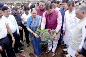 मुख्यमंत्री ने 'एक पेड़ मां के नाम' अभियान के अंतर्गत अपनी माताजी के साथ पौधारोपण किया