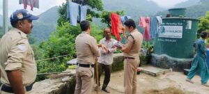 टिहरी पुलिस ने अकेले रहने वाले वरिष्ठ नागरिकों की कुशलता जानी