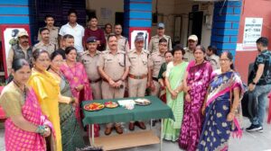 महिलाओं ने पुलिसकर्मियों को बांधी राखी, राखी बंधवाकर बहनों को दिया सुरक्षा का संकल्प