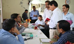 <em>जनसेवक कार्य जनता की समस्या का निस्तारण करना,अपने दायित्वों को समझे अधिकारीःडीएम</em>