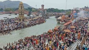 बैसाखी पर्व पर उमड़ी श्रद्धालुओं की भीड़