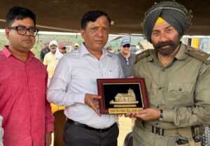 सनी देओल से मिले उत्तराखंड फिल्म विकास परिषद के सीईओ बंशीधर तिवारी