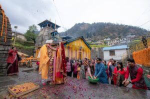 त्रिजुगीनारायण: शिव-पार्वती के विवाहस्थल पर दुनिया भर से जोड़े ले रहे सात फेरे