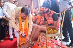 मुख्यमंत्री  ने में कावंडियों के पांव धोकर  कावंडियों/शिव भक्तों का किया स्वागत किया।