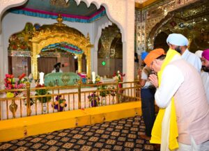 मुख्यमंत्री पुष्कर सिंह धामी ने नानकमत्ता साहिब गुरुद्वारे में टेका मत्था