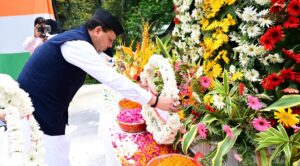 सीएम धामी ने कारगिल विजय दिवस पर शहीद स्मारक पर पुष्प चक्र अर्पित कर शहीद को दी श्रद्धांजलि।
