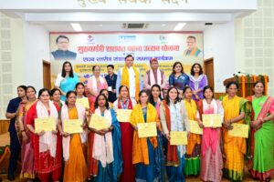 मुख्यमंत्री सशक्त बहना उत्सव योजना कार्यक्रम में सीएम ने महिला स्वयं सहायता समूहों को किया सम्मानित।