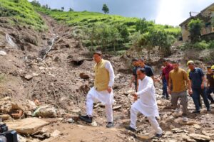 मुख्यमंत्री  ने  पौड़ी जनपद के आपदाग्रस्त क्षेत्र सैंजी का स्थलीय निरीक्षण किया