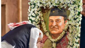 पीएम मोदी का गुवाहाटी में रोड शो, भूपेन हजारिका को दी श्रद्धांजलि