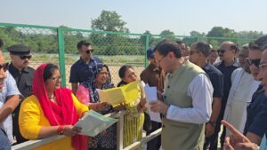 मुख्यमंत्री धामी ने खटीमा में सुनी जनसमस्याएं, अधिकारियों को दिए त्वरित समाधान के निर्देश 6828378e-f201-4bf1-82e2-d9767ee6e6e4