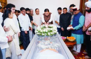 मुख्यमंत्री पुष्कर सिंह धामी ने जसपाल राणा के आवास पहुंचकर दी श्रद्धांजलि 0f2b6cb7-491c-4766-a925-4f5295a7c5ee