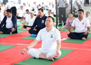 मुख्यमंत्री ने बनबसा में किया सामूहिक योगाभ्यास, योग को दैनिक जीवन का हिस्सा बनाने का किया आह्वान f6568170-925c-44c5-b97e-537a3a35a94c