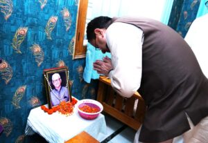 सीएम धामी ने वरिष्ठ पत्रकार दीपक फर्स्वाण के पिता को दी श्रद्धांजलि, परिजनों से जताई संवेदना 8bc95f9f-7091-45d9-8350-93ec8dc3dcf2